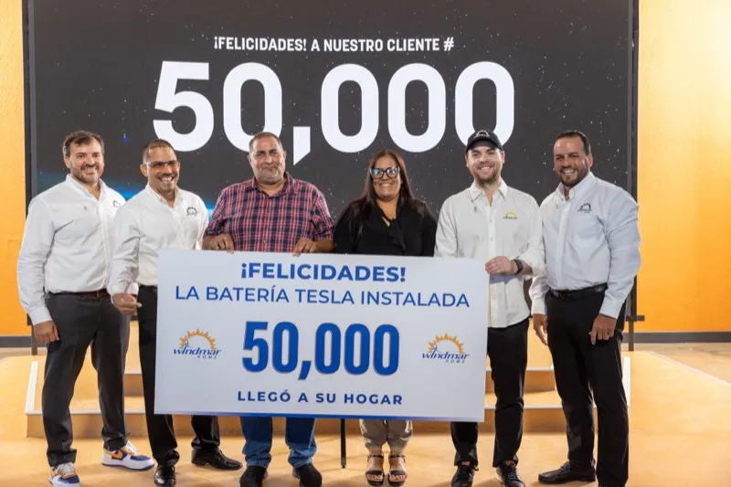 Cliente #50,000 recibiendo su batería Tesla — momento exacto del récord