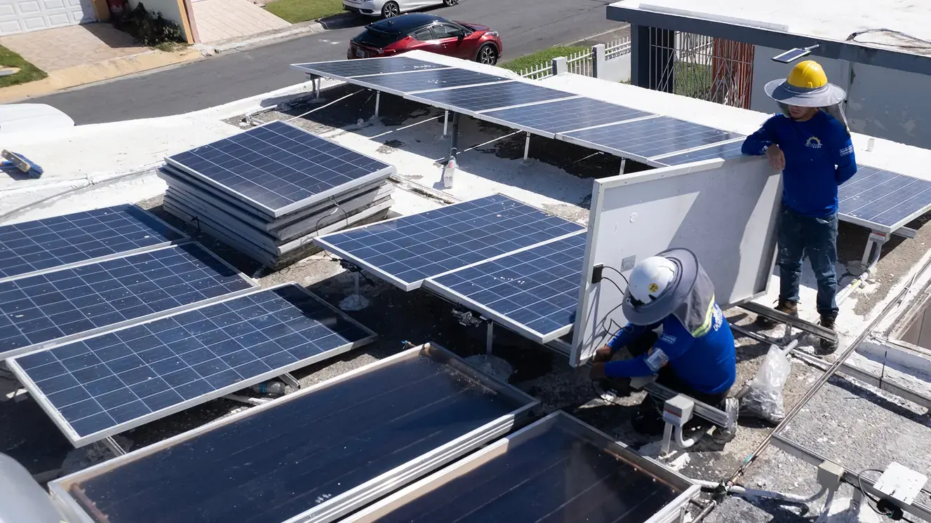 Brigada de WindMar Home instalando paneles solares en una casa de Puerto Rico