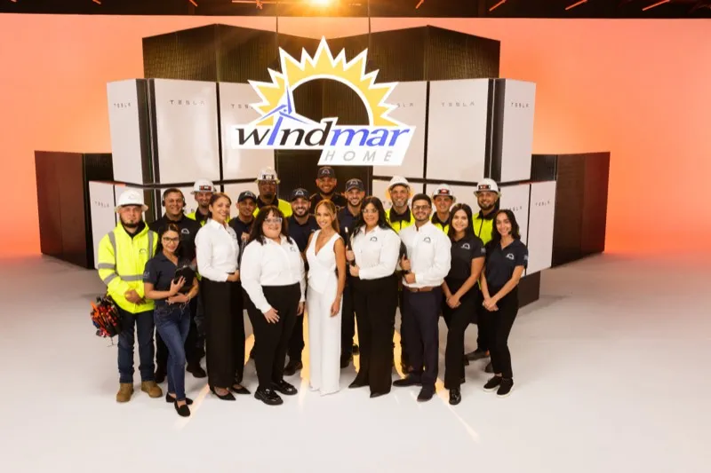 Equipo completo de WindMar Home frente a una pared de baterías Tesla Powerwall